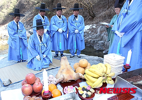 【단양=뉴시스】이성기 기자 = 4일 오전 충북 단양군 단성면 중방리 마당바위에서 열린 풍년기원제에서 류한우 단양군수가 초헌관으로 나서 풍년과 단양지역의 안녕을 기원하고 있다.2015.3.4(사진=단양군 제공) sklee@newsis.com