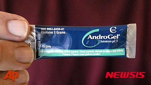 【워싱턴=AP/뉴시스】지난 2009년 9월11일 자료사진으로 미국 제약사 애브비의 테스토스테론 의약품 ‘안드로겔'. 미 식품의약국(FDA)이 3일(현지시간) 성기능 저하, 피로 등 일반적 노화 문제에 대해 남성 호르몬을 높이는 테스토스테론의 안전성과 효율성이 입증되지 않았다며 의사들에게 테스토스테론을 과다 처방하지 말라고 경고했다. 2015.03.04
