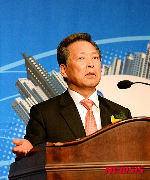 【전주=뉴시스】윤난슬 기자 = 4일 오후 전북 전주르윈호텔에서 열린 '제21·22대 전주상공회의소 회장 및 임의원 이·취임식'에서 이선홍 회장이 취임사를 말하고 있다. 2015.03.04.&nbsp;&nbsp; yns4656@newsis.com