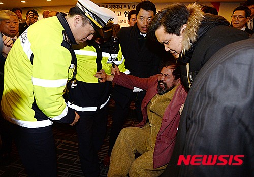 【서울=뉴시스】김진아 기자 = 우리마당 김모 대표가 5일 오전 서울 종로구 세종문화회관 세종홀에서 열린 민족화해협력범국민협의회 주최 초청강연회에서 마크 리퍼트 주한미국대사를 습격해 용의자로 연행되고 있다. 마크 리퍼트 대사는 이날 행사에서 한반도 평화와 통일, 그리고 한미관계 발전방향을 주제로 강연을 준비했다. 2015.03.05.&nbsp; bluesoda@newsis.com 