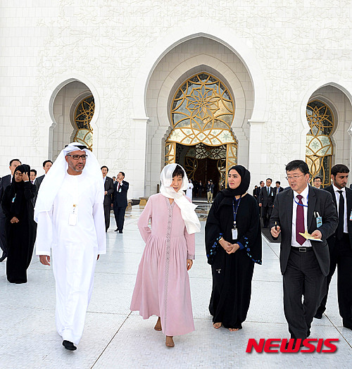 【아부다비(아랍에미리트)=뉴시스】박주성 기자 = 박근혜 대통령이 머리에 스카프를 두르고 5일(현지시간) 오후 아부다비 그랜드 모스크를 방문해 관리소장의 설명을 들으며 관람하고 있다. 2015.03.05. park7691@newsis.com