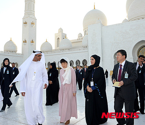 【아부다비(아랍에미리트)=뉴시스】박주성 기자 = 박근혜 대통령이 머리에 스카프를 두르고 5일(현지시간) 오후 아부다비 그랜드 모스크를 방문해 관리소장의 설명을 들으며 관람하고 있다. 2015.03.05.&nbsp; park7691@newsis.com 