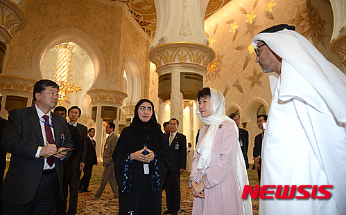 【아부다비(아랍에미리트)=뉴시스】박주성 기자 = 박근혜 대통령이 머리에 스카프를 두르고 5일(현지시간) 오후 아부다비 그랜드 모스크를 방문해 관리소장의 설명을 들으며 관람하고 있다. 2015.03.05.&nbsp; park7691@newsis.com 