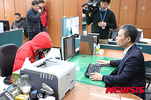 【의정부=뉴시스】이종구 기자 = 경기지방경찰청 제2청 광역수사대(수사대장 이재원)는 독극물을 음료수에 타 먹이는 수법으로 첫 남편과 재혼한 남편을 살해하고 시어머니까지 죽인 노모(44·여)씨를 살인과 존속살해, 살인미수 등의 혐의로 6일 검찰에 송치한다고 밝혔다. 4일 경찰 조사를 받고 있는 피의자 노씨. (사진=경기경찰청 제2청 제공)&nbsp; leejg@newsis.com 