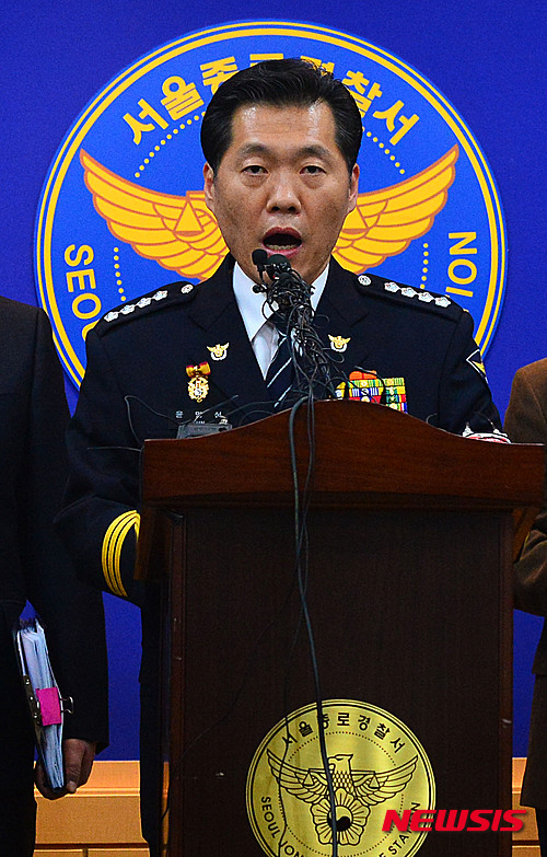 【서울=뉴시스】박동욱 기자 = 윤명성 종로경찰서장이 6일 오전 서울 율곡로 종로경찰서에서 마크 리퍼트 주한미국대사 피습 사건 수사진행 상황에 대한 브리핑을 하고 있다. 2015.03.06. fufus@newsis.com