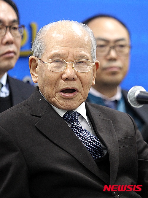 [장성=뉴시스]= 향년 105세로 영면한 김남수옹이 지난 2015년 3월6일 한국정통침구학회 산하 제주침뜸교육원 개원식에서 인사말을 하고 있는 모습. (사진=뉴시스DB)