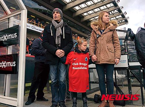 【브뤼헤=뉴시스】안락사가 예정된 불치병 환자가 마지막 소원으로 '축구팀의 승리'를 들었다. 영국매체 '인디펜던트'는 6일(한국시간) "벨기에 클럽 브뤼헤의 팬인 불치병 환자 로렌조 스혼바르트가 그의 소중한 축구팀의 승리를 한 번 더 보기 위해 안락사 일정을 연기했다"며 스혼바르트의 사연을 소개했다. 사진은 지난 1일 벨기에 브뤼헤에서 열린 벨기에 프로축구 1부리그 클럽 브뤼헤와 무스크론 페루벨즈의 경기장을 찾은 스혼바르트 가족. (사진=클럽 브뤼헤 트위터). 2015.03.06