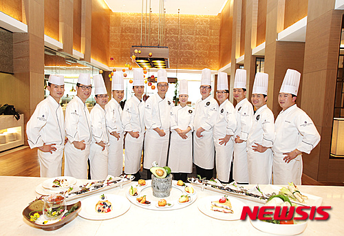 【서울=뉴시스】삼성동 그랜드 인터컨티넨탈 서울 파르나스는 오는 9~20일 주중 디너에 뷔페 레스토랑 ‘그랜드키친’에서 ‘셰프 매니저 위크’를 개최한다. 사진은 행사에 참여하는 호텔 셰프들. (사진=인터컨티넨탈 서울 제공) 
