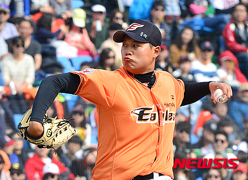 【대전=뉴시스】김기태 기자 = 8일 오후 대전 한밭종합운동장에서 열린 2015 프로야구 시범경기 한화 이글스와 LG 트윈스 경기에서 5회초 교체된 한화 유창식이 역투를 하고 있다. 2015.03.08.&nbsp; presskt@newsis.com 