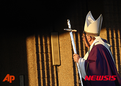 【바티칸시티=AP/뉴시스】교황청이 중국과 갈등을 빚는 문제 중 하나인 주교 임명권(사제 서품)에 관련해 '베트남 방식'을 고려할 수 있을 것"이라고 제안했다. 바티칸 대변인 페레디코 롬바르디 신부가 최근 홍콩 펑황(鳳凰)TV와의 인터뷰에서 "바티칸은 베트남과도 비슷한 문제로 협상을 한 경험이 있다"며 이같이 전했다고 중국 관차저왕(觀察者網)이 전했다. 교황이 로마 시내에 있는 산타 마리아 마조레 대성당에 도착하는 모습. 2015.03.12 