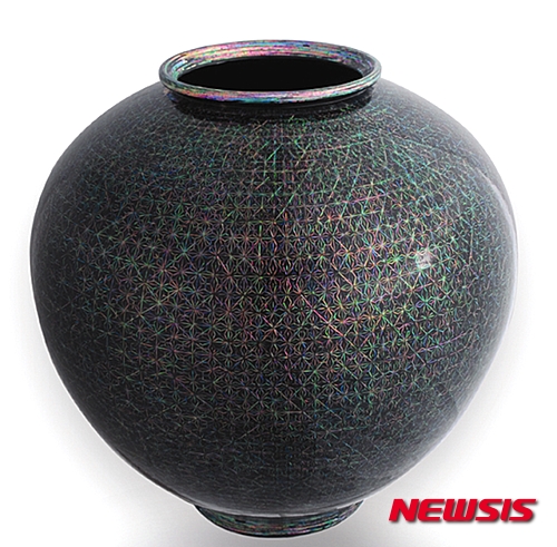 김영준 '나전칠기항아리'(직경 60㎝, 백자에 자개와 옻칠)