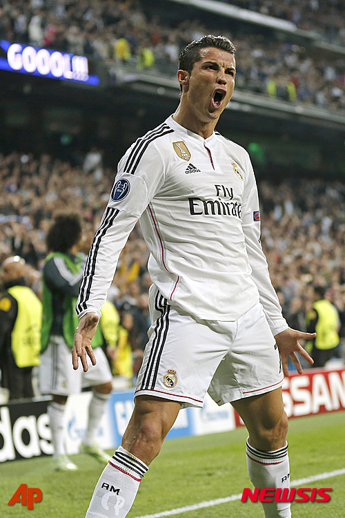 【마드리드=AP/뉴시스】레알 마드리드(스페인)의 골잡이 크리스티아누 호날두는 11일(한국시간) 스페인 마드리드의 산티아고 베르나베우에서 열린 샬케(독일)와의 2014~2015 유럽축구연맹(UEFA) 챔피언스리그 16강 2차전 홈경기에서 2골을 터뜨리며 유럽 클럽대항전 역대 최다 득점 기록(78골)을 새로 썼다.2015.3.11.