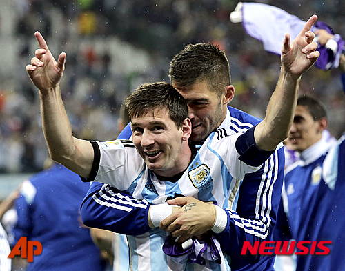 【상파울로=AP/뉴시스】11일(한국시간) AP통신에 따르면 헤라르도 마르티노(53) 아르헨티나 축구대표팀 감독은 오는 3월 말 미국에서 열리는 엘살바도르와 에콰도르 친선경기에 리오넬 메시(28·바르셀로나)와 세르히오 아게로(27·맨체스터시티), 카를로스 테베즈(31·유벤투스) 등 3개 리그의 득점 선두를 모두 불러 모은다. 사진은 지난해 7월10일 브라질월드컵 아르헨티나와 네덜란드의 4강 경기가 끝난 뒤 기뻐하는 메시. 2015.03.11