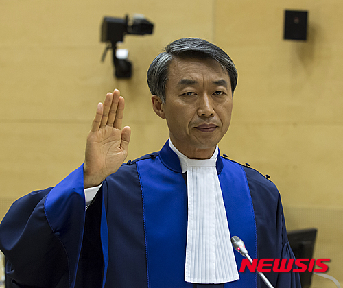 【서울=뉴시스】장민성 기자 = 정창호 광주지법 부장판사가 10일 오후 3시(현지시각) ICC(국제형사재판소) 재판관에 취임했다. 2015.03.11. (사진=대법원 제공)&nbsp;&nbsp; photo@newsis.com