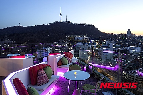 【서울=뉴시스】이비스 스타일 앰배서더 서울 명동이 11일 그랜드 오픈했다. 사진은 21층 루프톱 바. (사진=이비스 스타일 앰배서더 서울 명동 제공) 