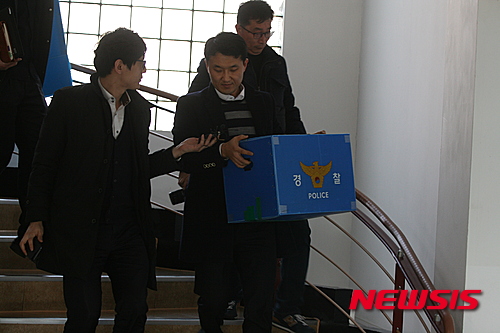 【파주=뉴시스】이경환 기자 = 12일 오전 경찰청 지능범죄수사대는 경찰관 3명을 파주시청으로 보내 이재홍 파주시장실과 비서팀장 사무실을 압수수색했다. 경찰은 이날 시청에서 박스 3개 분량의 서류와 개인컴퓨터, USB 등을 압수했다. 2015.03.12. lkh@newsis.com