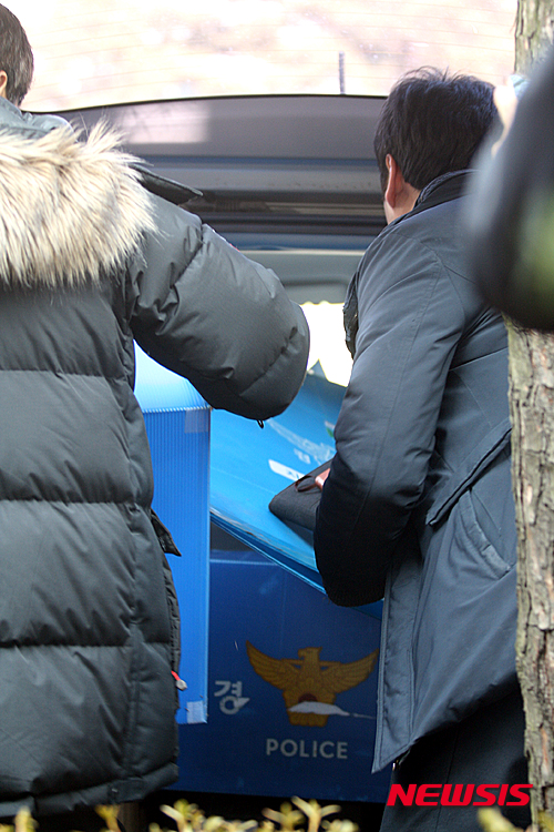【파주=뉴시스】이경환 기자 = 12일 오전 경찰청 지능범죄수사대는 경찰관 3명을 파주시청으로 보내 이재홍 파주시장실과 비서팀장 사무실을 압수수색했다. 경찰은 이날 시청에서 박스 3개 분량의 서류와 개인컴퓨터, USB 등을 압수했다. 2015.03.12. lkh@newsis.com