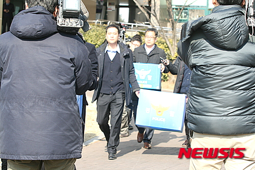 【파주=뉴시스】이경환 기자 = 12일 오전 경찰청 지능범죄수사대는 경찰관 3명을 파주시청으로 보내 이재홍 파주시장실과 비서팀장 사무실을 압수수색했다. 경찰은 이날 시청에서 박스 3개 분량의 서류와 개인컴퓨터, USB 등을 압수했다. 2015.03.12. lkh@newsis.com