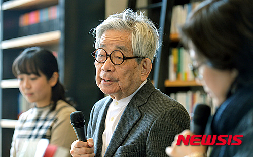 [서울=뉴시스]강진형 기자 = 일본의 노벨문학상 수상작가 오에 겐자부로가 지난 2015년 3월 13일 오전 서울 마포구 동교동 카페 꼼마 2page에서 소설 '익사' 국내 출간 관련 기자간담회를 하고 있다. 2023.03.13.  marrymero@newsis.com