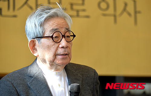 【서울=뉴시스】강진형 기자 = 일본의 노벨문학상 수상작가 오에 겐자부로가 13일 오전 서울 마포구 동교동 카페 꼼마 2page에서 소설 ‘익사’ 국내 출간 관련 기자간담회를 하고 있다. 2015.03.13.&nbsp; marrymero@newsis.com
