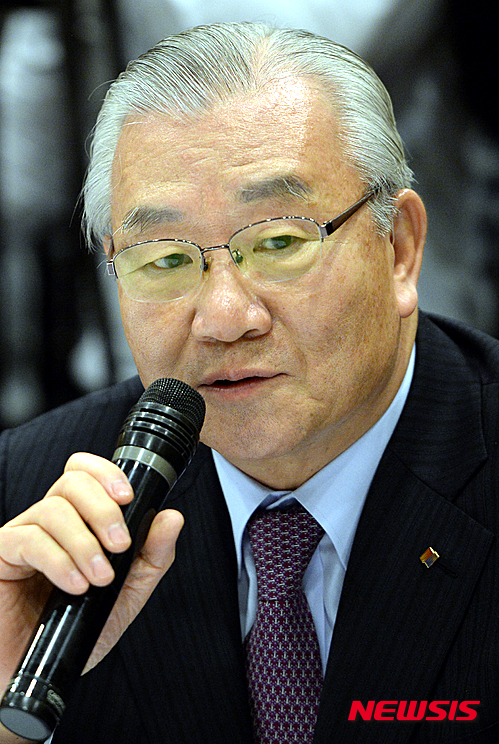 【서울=뉴시스】조수정 기자 = 13일 오후 서울 남대문로 대한상공회의소 중회의실에서 열린 경제장관-경제5단체장 간담회에서 김인호 한국무역협회장이 인사말 하고 있다. 2015.03.13.&nbsp; chocrystal@newsis.com