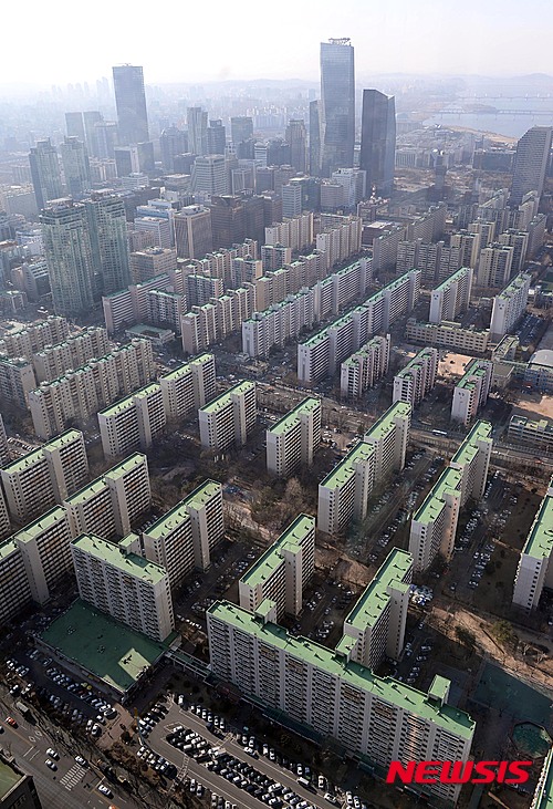 【서울=뉴시스】김인철 기자 = 서울 아파트 전셋값 주간 상승률이 13년 만에 최고치를 기록했다.&nbsp; 이번 주 서울 아파트 전셋값은 지난주에 비해 0.5% 올랐다. 이는 지난주(0.38%) 대비 상승폭이 0.12%포인트 늘어난 것으로, 2002년 3월 셋째주(0.60%) 이후 주간 전셋값 상승률로 가장 높은 것이다.&nbsp; 사진은 이날 서울 영등포구 여의도동 아파트 단지 전경 모습. 2015.03.13.&nbsp; yatoya@newsis.com