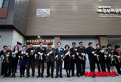 [의정부=뉴시스] 지난 2015년 3월12일 열린 경기 의정부시 퓨전문화관광 홍보관 개관식에 당시 시장인 안병용 의정부시장과 국회의원, 시도의원들이 참석해 개관 행사를 진행하고 있다.(사진=뉴시스 DB).photo@newsis.com