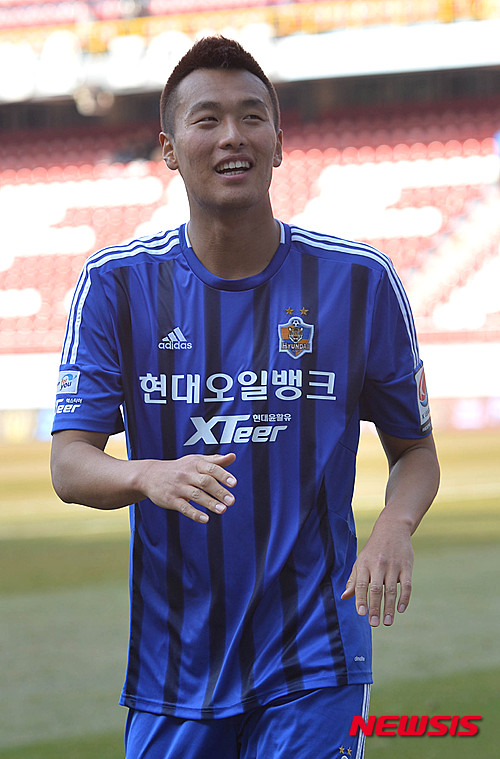 【포항=뉴시스】박문호 기자 = 15일 오후 경북 포항스틸야드에서 열린 현대오일뱅크 K리그 클래식 2015 2라운드 포항 스틸러스와 울산 현대의 경기에서 울산이 포항을 상대로 4-2 완승을 거둔 뒤 울산 김신욱이 기뻐하고 있다. 2015.03.15.&nbsp; go2@newsis.com 