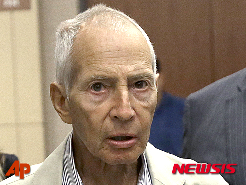 [뉴올리언스=AP/뉴시스]미국 최상위 부호 가문 출신인 로버트 더스트(71)가 지난 14일(현지시간) 3건의 살인과 관련된 자신 생애에 관한 다큐멘터리 TV 시리즈를 녹화하던 중 이 살인 사건들이 자신의 범행임을 털어놓았다. 그는 이날 뉴올리언스의 한 호텔에서 다큐멘터리를 촬영의 마지막 회 인터뷰를 하던 도중 미 연방수사국(FBI) 요원들에게 체포됐다. 지난 2014년 8월15일 더스트가 휴스턴 법정에 출석할 당시 모습. 2015.03.15