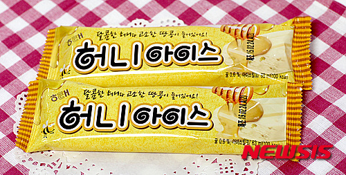 【서울=뉴시스】김민기 기자 = 허니버터칩의 원조인 해태제과가 아이스크림 시장에서도 '허니 버터'로 승부수를 던졌다. 초코, 우유, 과일 맛이 대부분인 국내 아이스크림 시장에서 벌꿀과 버터를 더한 새로운 맛을 선보였다.&nbsp; photo@newsis.com