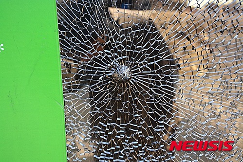 【천안=뉴시스】이종구 기자 = 지난 2015년 경기도 양주에서 새총으로 쇠구슬을 쏴 파손된 유리창. 뉴시스DB.