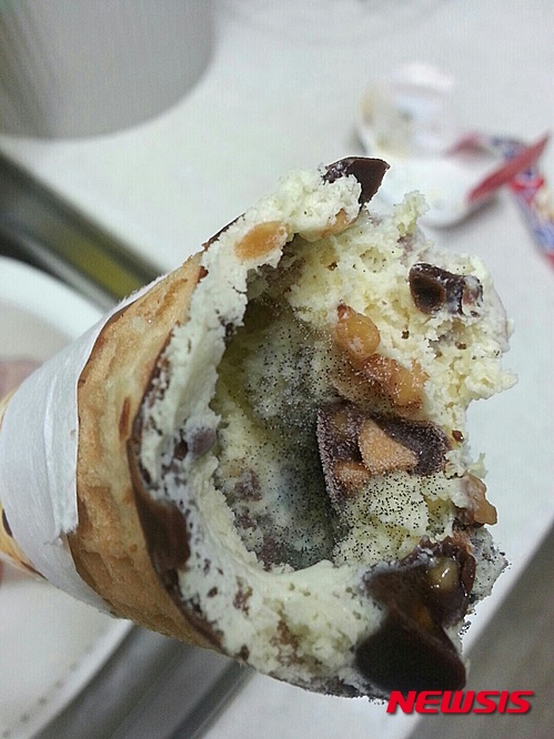  16일 업계에 따르면 서울 광진구 중곡동에 사는 황 씨는 최근 동네 마트에서 콘 형태의 아이스크림을 구입했으나 아이스크림에서 곰팡이나 나와 곤혹을 치렀다.