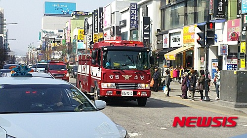 【원주=뉴시스】박혜미 기자 = 강원 원주소방서(서장 김상철)가 16일 오후 원주시내 일대에서 긴급차량 양보운전 의식 확대를 위한 소방차 길터주기 훈련을 하고 있다. 2015.03.16. (사진=원주소방서 제공)&nbsp;&nbsp; photo@newsis.com
