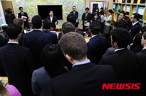 【서울=뉴시스】박원순 서울시장이 17일 서울 중구 서울시청을 방문한 미국 콜럼비아대 MBA 학생들과 대화를 하고 있다. 2015.03.17. (사진=서울시 제공) photo@newsis.com