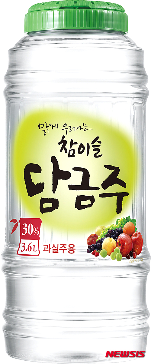 【서울=뉴시스】김민기 기자 = 가정에서 직접 술을 만들어 마시는 사람들이 늘어나면서 담금 전용술인 '참이슬 담금주'의 인기가 나날이 높아지고 있다.&nbsp; 하이트진로는 최근 4년간 '참이슬 담금주' 제품의 판매량을 살펴본 결과 연평균 두 자리 수의 성장을 기록하면서 82.9% 늘어났다고 18일 밝혔다. 