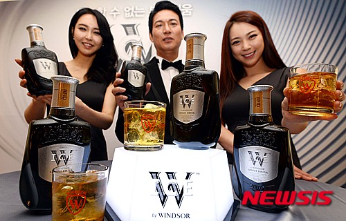 【서울=뉴시스】김진아 기자 = 글로벌 주류기업 디아지오 코리아 조길수 대표이사와 모델들이 18일 오전 서울 중구 웨스틴조선호텔에서 35도의 신제품 '윈저 더블유 아이스(W Ice by Windsor)'를 선보이고 있다.&nbsp;&nbsp; 35도의 신제품 '윈저 더블유 아이스'는 99.85%의 스카치 위스키 원액을 영하 8도 냉각 여과 공법으로 빚어 최상의 부드러움을 제공한다. 또한 세계 최고 위스키 블렌더들과 2년에 걸친 R&D 통해 한국 소비자가 가장 선호하는 풍미를 찾아냈으며 출고가격은 450ml 기준 24,530원이다. 2015.3.18.&nbsp; bluesoda@newsis.com