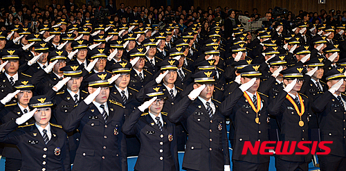 【용인=뉴시스】박주성 기자 = 18일 오후 경기도 용인시 경찰대학교에서 열린 2015년 경찰대학생 간부후보생 합동임용식에서 임용생들이 거수경례를 하고 있다. 2015.03.18.&nbsp; park7691@newsis.com 