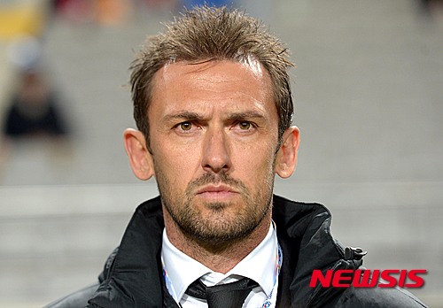 【서울=뉴시스】박영태 기자 = 18일 오후 서울 상암동 서울월드컵 경기장에서 열린 2015 AFC 챔피언스리그 FC서울과 웨스턴 시드니의 경기 전 웨스턴 시드니 포포비치 감독이 그라운드를 바라보고 있다. 2015.03.18. since1999@newsis.com