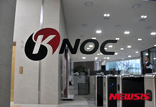 【울산=뉴시스】안정섭 기자 = 18일 울산 중구 우정혁신도시 내 한국석유공사 본사에서 자원개발 비리 의혹을 수사중인 검찰의 압수수색이 진행되고 있다. 2015.03.18. yohan@newsis.com