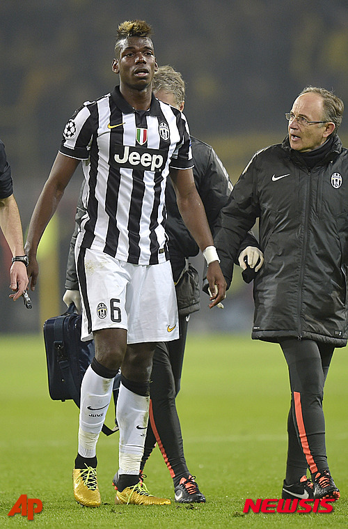 Juventus' Paul Pogba leaves the pitch after suffering an injury during the Champions League round of 16 second leg soccer match between Borussia Dortmund and Juventus Turin on Wednesday, March 18, 2015 in Dortmund, Germany. (AP Photo/Martin Meissner) 