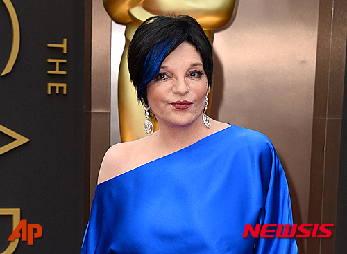 【뉴욕=AP/뉴시스】미국의 여배우이자 가수인 라이자 미넬리(69)가 부상으로 재활 치료센터에 스스로 입원했으며 현재 치료에 많은 진전을 보이고 있다고 18일(현지시간) 친지들이 전했다. 지난 2014년 3월2일 미넬리가 미국 캘리포니아주 로스앤젤레스의 제87회 오스카 시상식장에 도착한 모습. 2015.03.19 