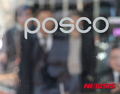 【서울=뉴시스】조수정 기자 = 검찰이 포스코건설의 비자금 조성 의혹 등을 수사중인 가운데 19일 오후 서울 대치동 포스코센터에서 직원들이 출입문을 드나들고 있다. 포스코는 창업주인 박태준 회장이 정계에 진출한 뒤부터 매 정권마다 수난을 반복하고 있다. 2015.03.19. chocrystal@newsis.com