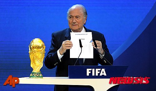 【취리히=AP/뉴시스】국제축구연맹(FIFA)은 20일(한국시간) 스위스 취리히에 위치한 FIFA 본부에서 집행위원회를 열고 2022년 카타르월드컵 결승전 날짜를 12월18일로 정했다. 사진은 지난 2010년 카타르가 2022년 월드컵 개최지로 선정됐음을 알리고 있는 제프 블래터 FIFA 회장의 모습.2015.3.20. 