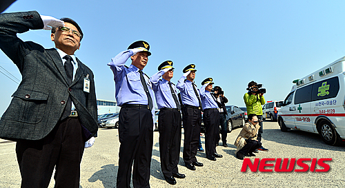 【목포=뉴시스】류형근 기자 = 응급 환자 이송을 위해 출동을 하다 가거도 해상에서 추락한 헬기의 기장과 부기장의 시신이 20일 오후 전남 목포시 목포해양경비안전서 전용부두로 운구되고 있다. 2015.03.20.&nbsp; hgryu77@newsis.com