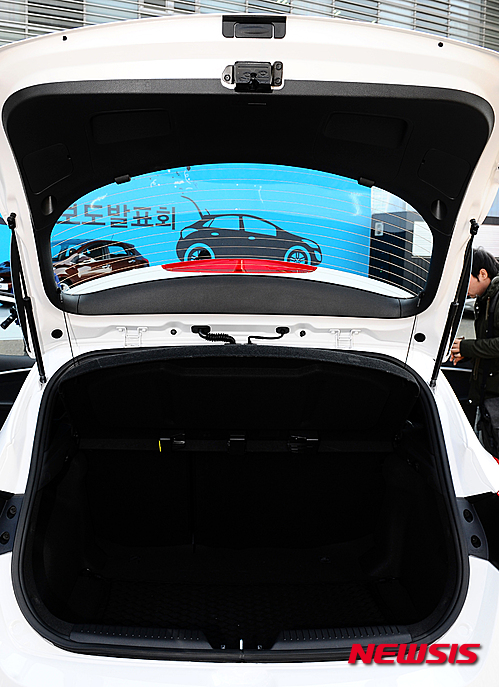 【서울=뉴시스】해치를 연 현대자동차 ‘i30’ .