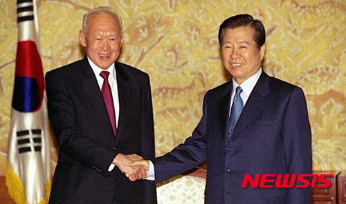 【서울=뉴시스】23일 새벽 91세를 일기로 리콴유(李光耀) 전 싱가포르 총리가 타계했다. 리콴유 전 총리는 한국을 방문해 박정희 대통령 등 역대 대통령과도 만남을 가졌었다. 사진은 1999년 10월 22일 김대중 대통령 리콴유 전 싱가포르 수상 접견 모습. 2015.03.23. (출처=한국정책방송원) photo@newsis.com