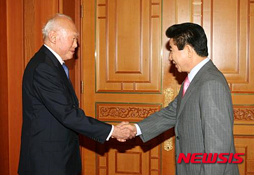 【서울=뉴시스】23일 새벽 91세를 일기로 리콴유(李光耀) 전 싱가포르 총리가 타계했다. 리콴유 전 총리는 한국을 방문해 박정희 대통령 등 역대 대통령과도 만남을 가졌었다. 사진은 2006년 5월 19일 노무현 대통령 리콴유 싱가포르 고문 장관 접견 모습. 2015.03.23. (출처=한국정책방송원) photo@newsis.com