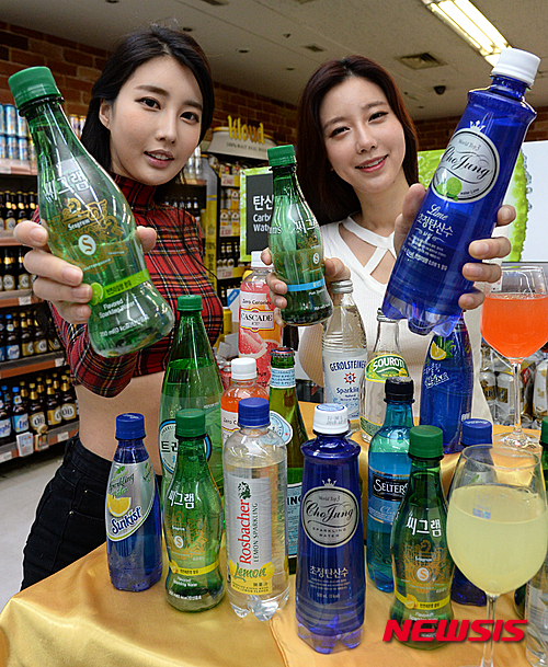 【서울=뉴시스】조수정 기자 = 탄산수를 찾는 소비자들이 늘고 있다. 사진은 지난달 22일 서울 성동구 롯데마트 행당역점에서 모델들이 탄산수 30여종을 선보이고 있는 모습. 2015.02.22. chocrystal@newsis.com