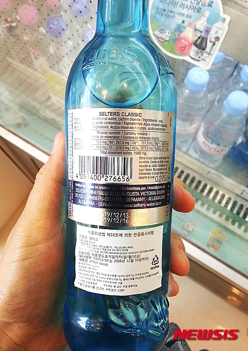 【서울=뉴시스】탄산수 ‘젤터스’(Selters) 병 옆면하단에 식품위생법에 따른 한글표시사항이 표기돼 있다. (사진=롯데쇼핑 제공)