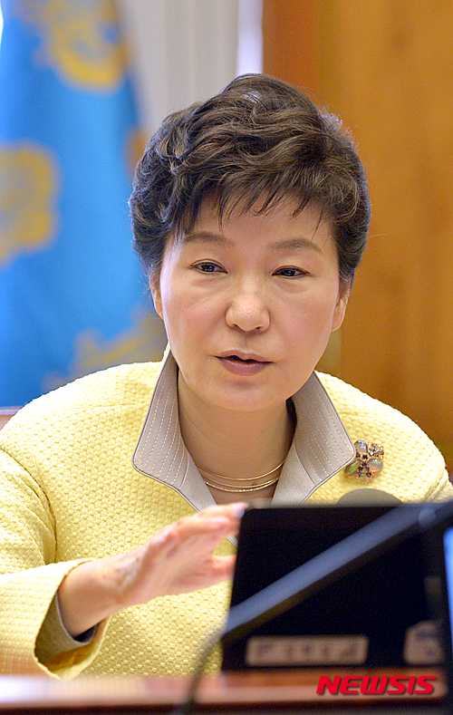 【서울=뉴시스】김영욱 기자 = 박근혜 대통령이 24일 오전 청와대에서 수석비서관회의를 주재하며 발언하고 있다. 2015.03.24.&nbsp;&nbsp; mirage@newsis.com